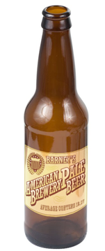 Una botella de cerveza con una etiqueta de Illustrator aplicada en Photoshop.