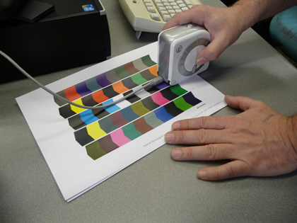 Midiendo a mano parches de medida con un espectrofotómetro ColorMunki.